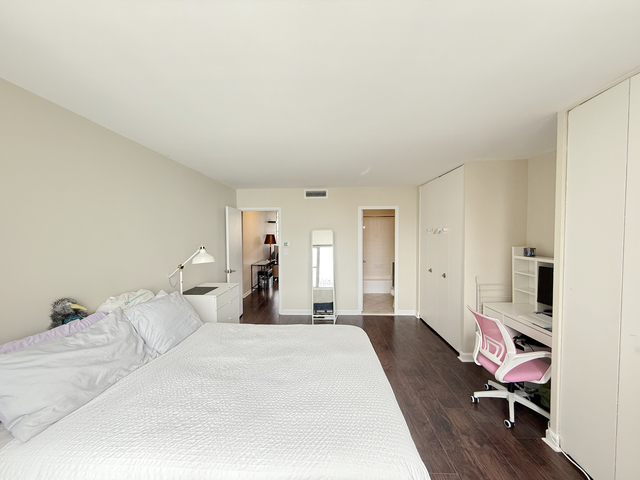 6301 N Sheridan Road Unit: 21E