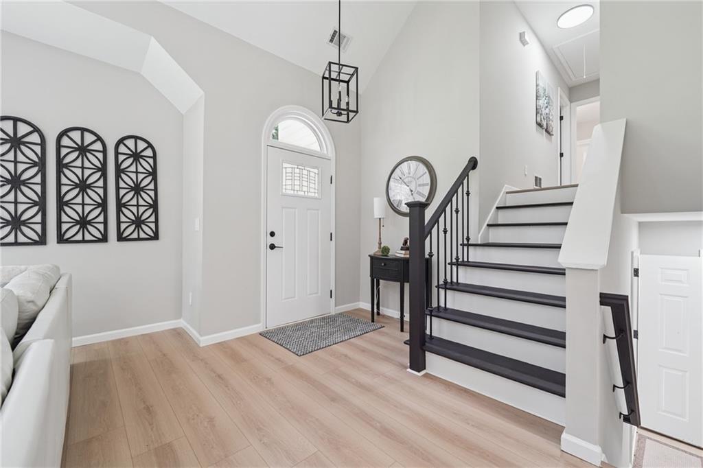 5825 Rolling Oaks Drive