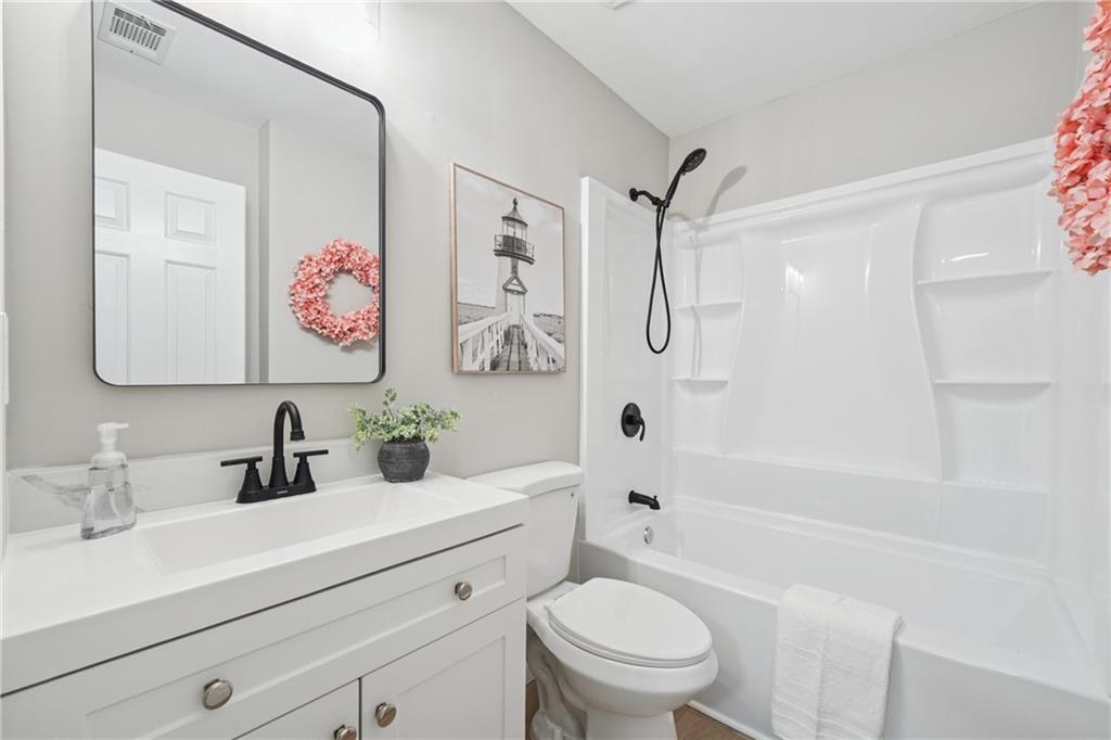 5825 Rolling Oaks Drive