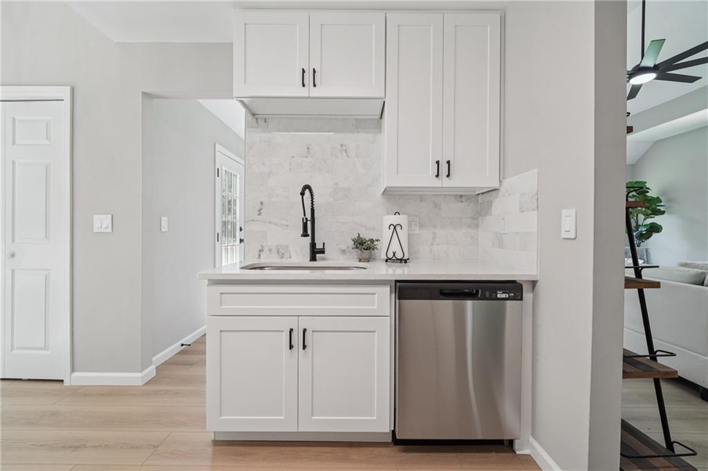 5825 Rolling Oaks Drive