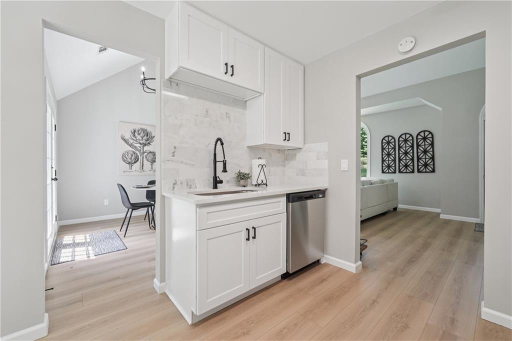 5825 Rolling Oaks Drive