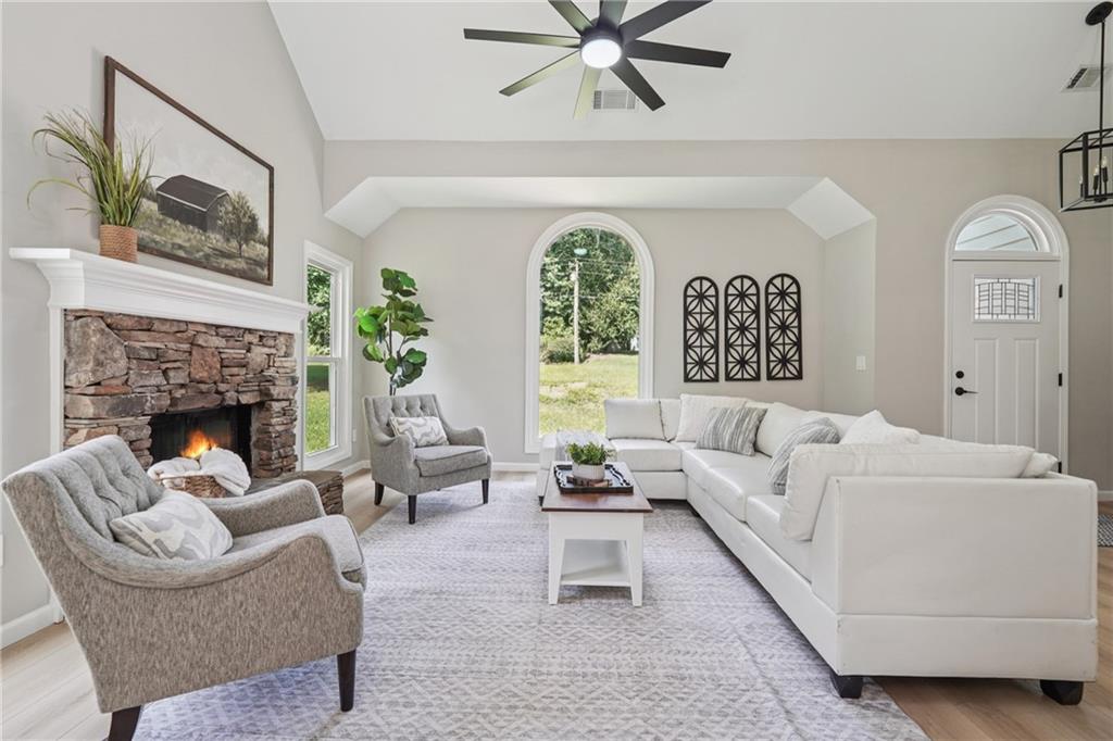 5825 Rolling Oaks Drive