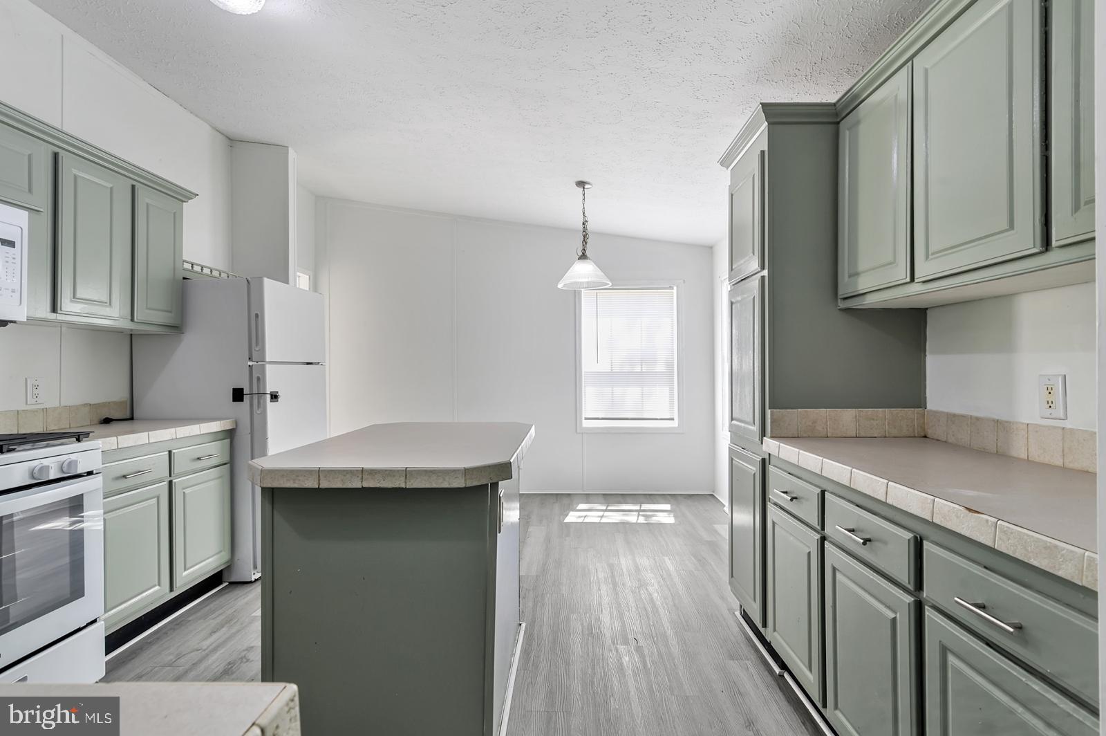 335 Erica Ave #335