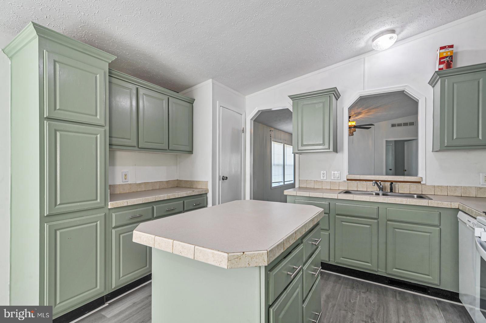 335 Erica Ave #335