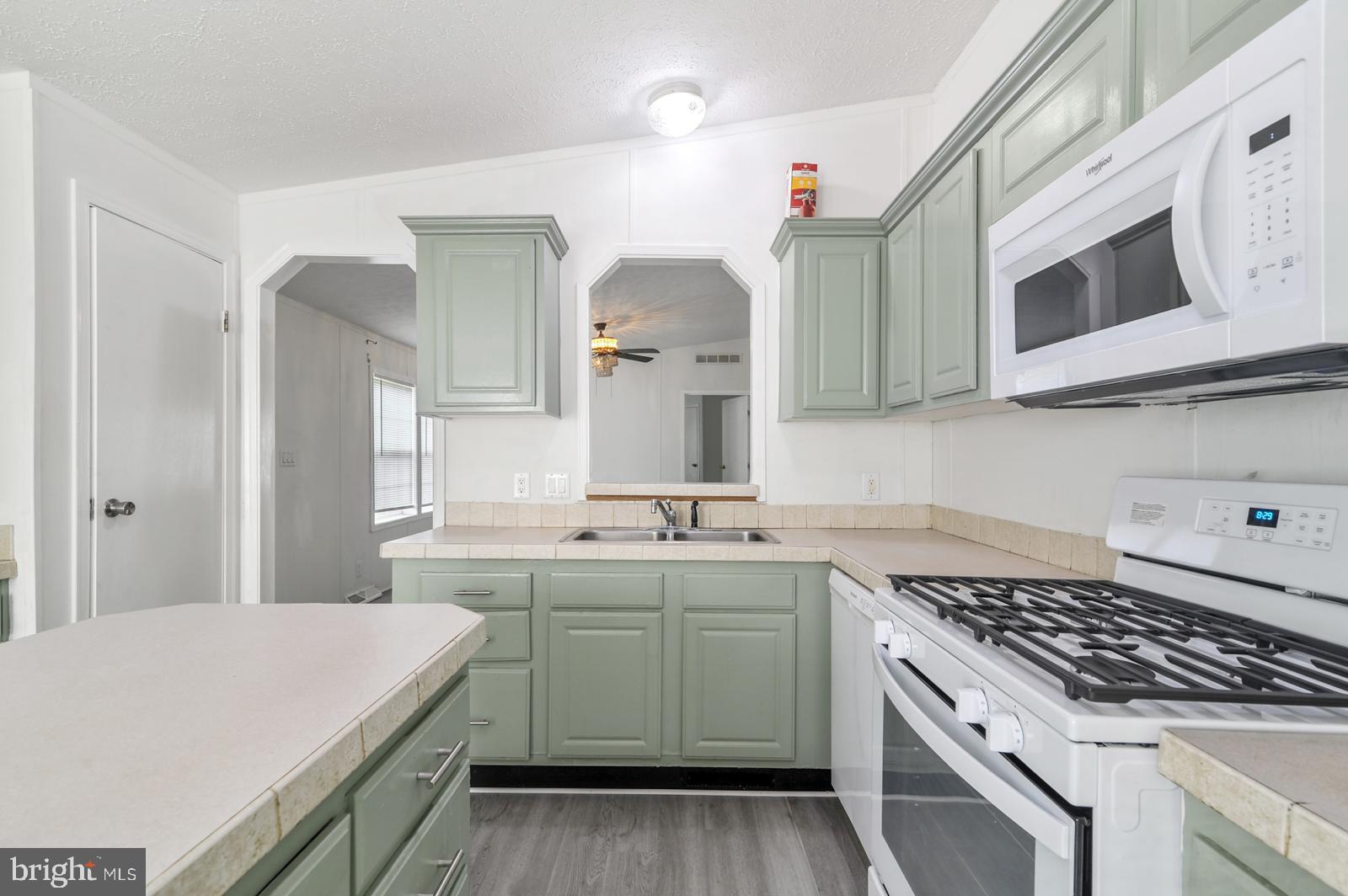 335 Erica Ave #335