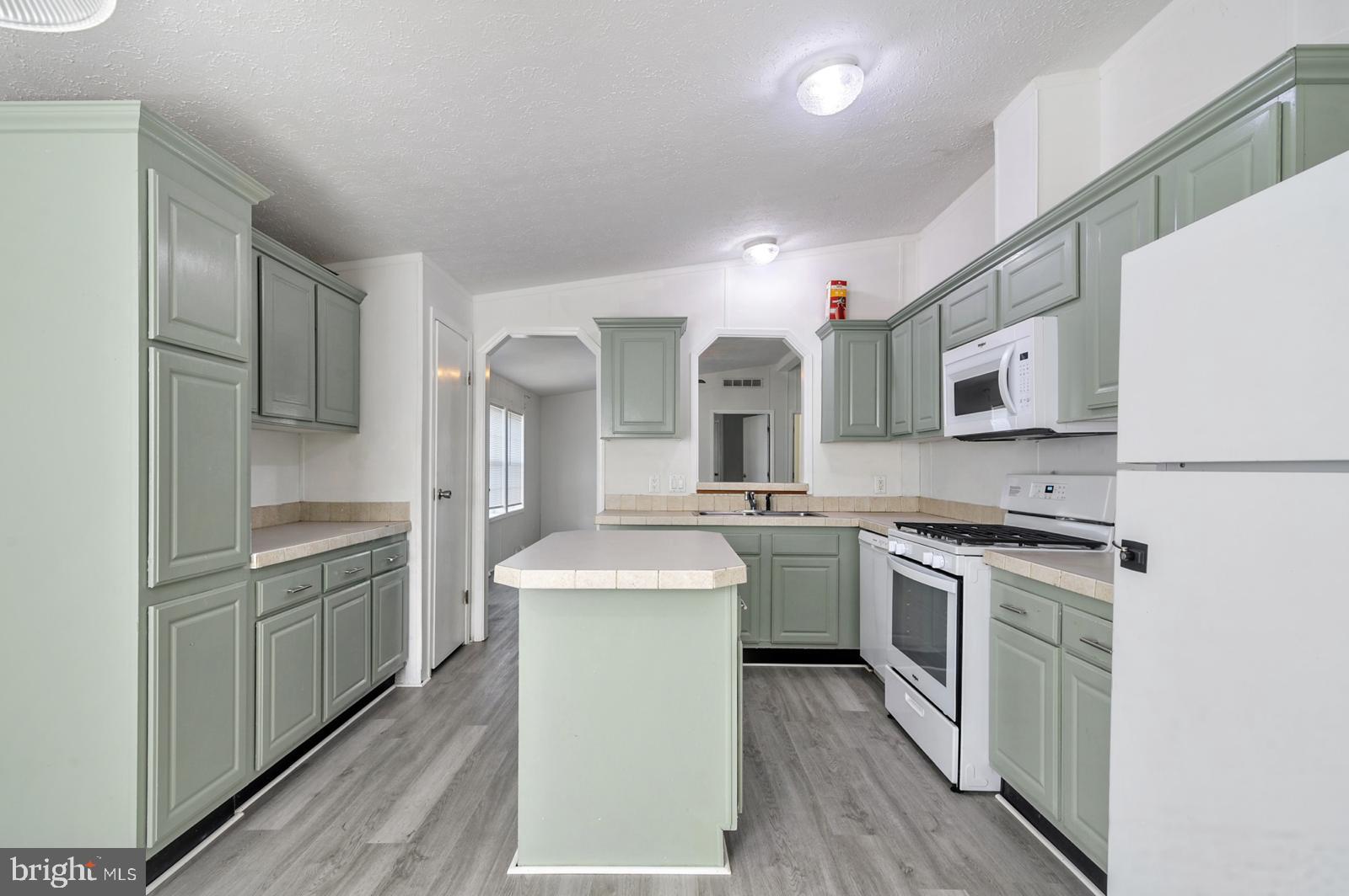 335 Erica Ave #335