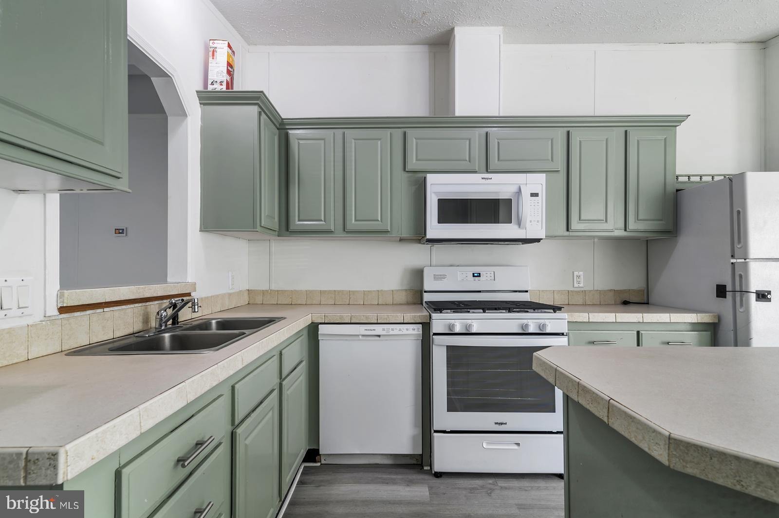 335 Erica Ave #335