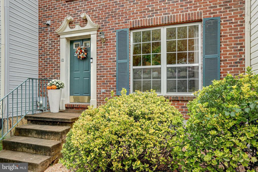 10 Dovetree Dr