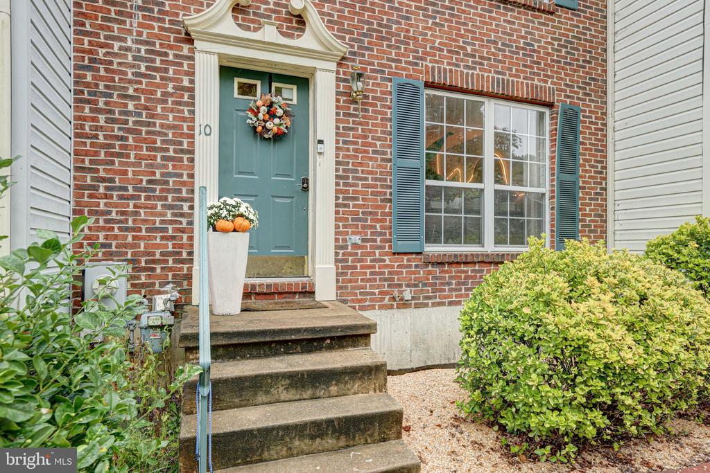 10 Dovetree Dr