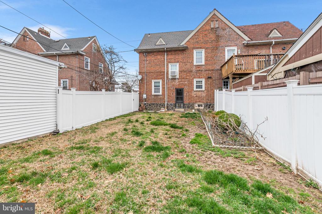 2112 Lancaster Ave
