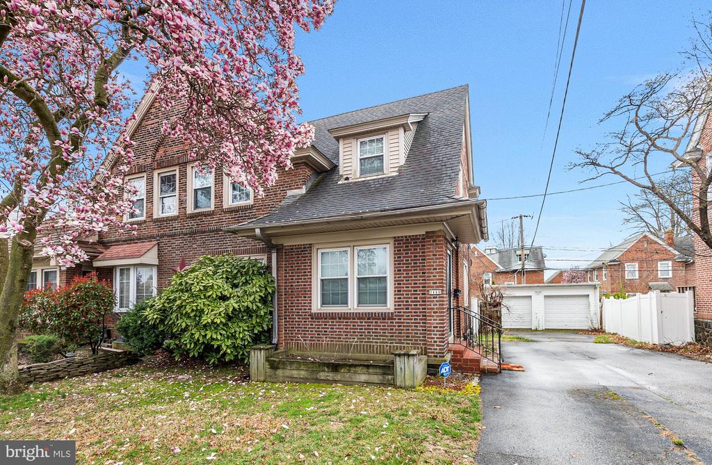 2112 Lancaster Ave