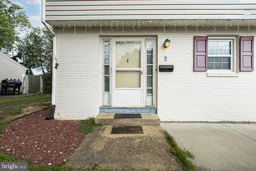 8 COLESBERY DRIVE