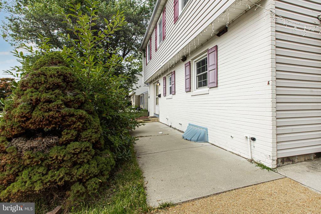 8 COLESBERY DRIVE