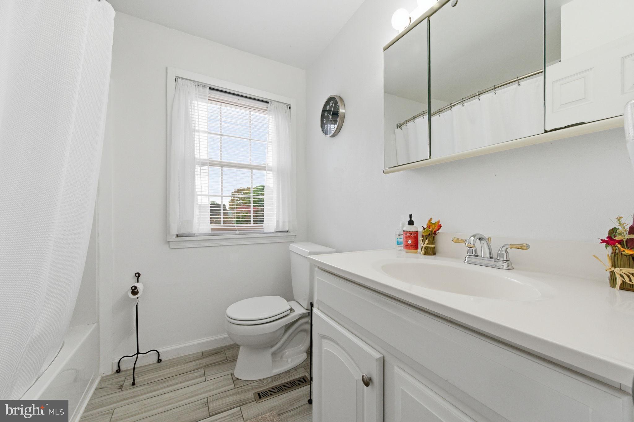 247 W BYNUM