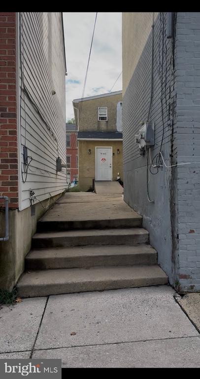 708 E 7TH STREET