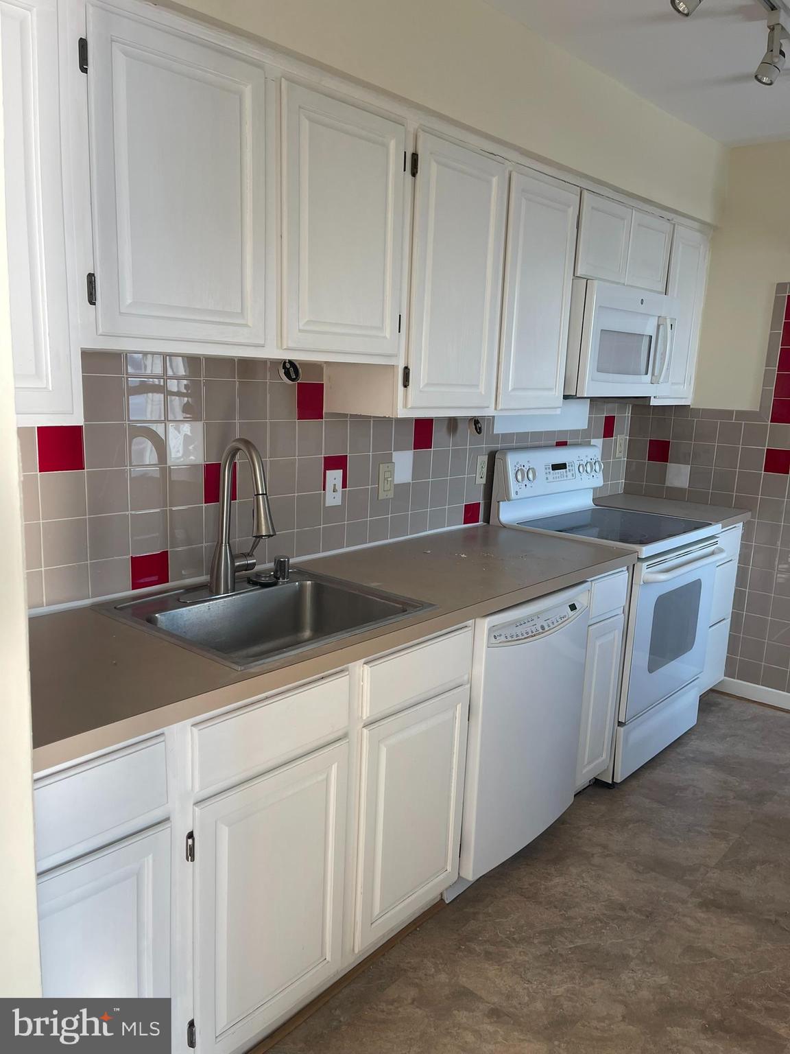 5215 LE PARC DRIVE 8