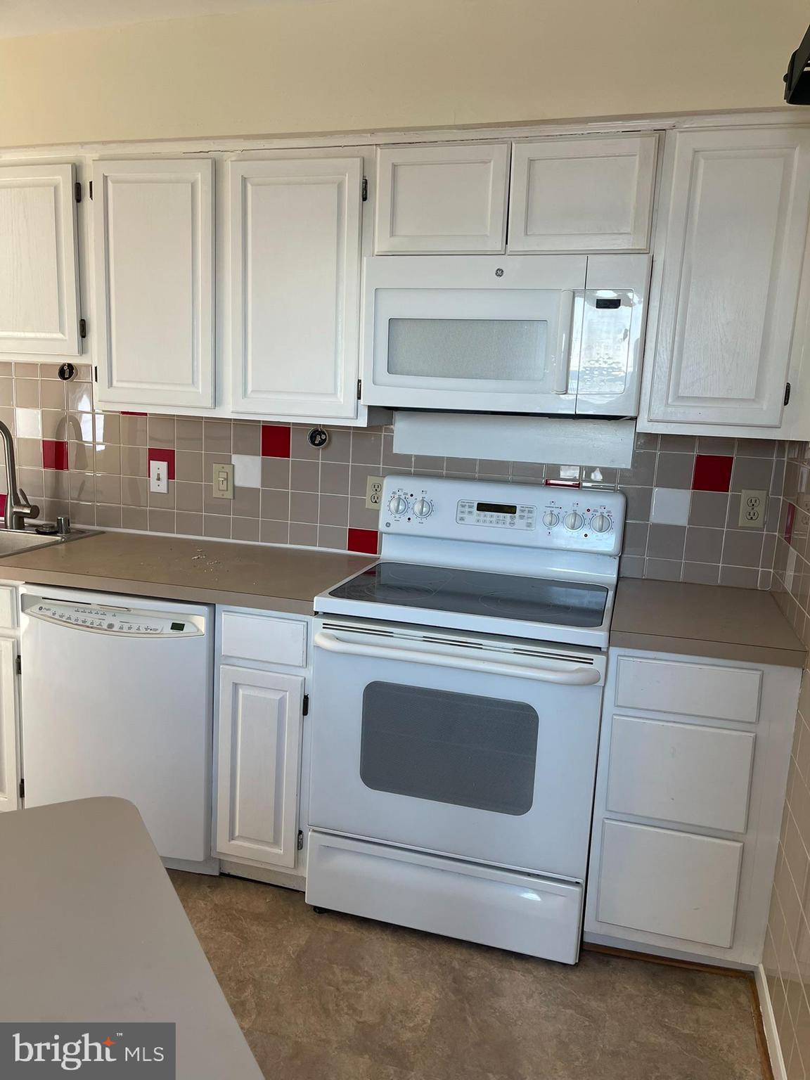 5215 LE PARC DRIVE 8