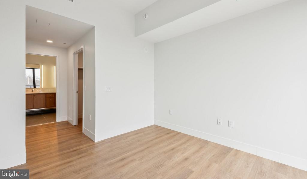 10511 STRATHMORE HALL STREET 819