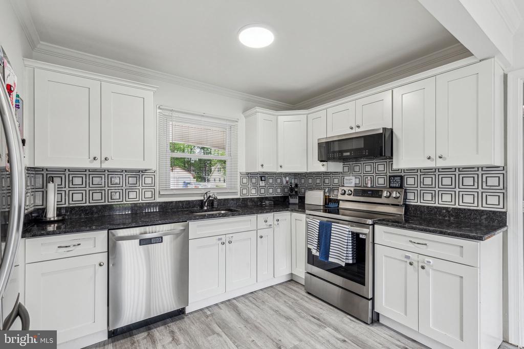 76 Torrington Ln