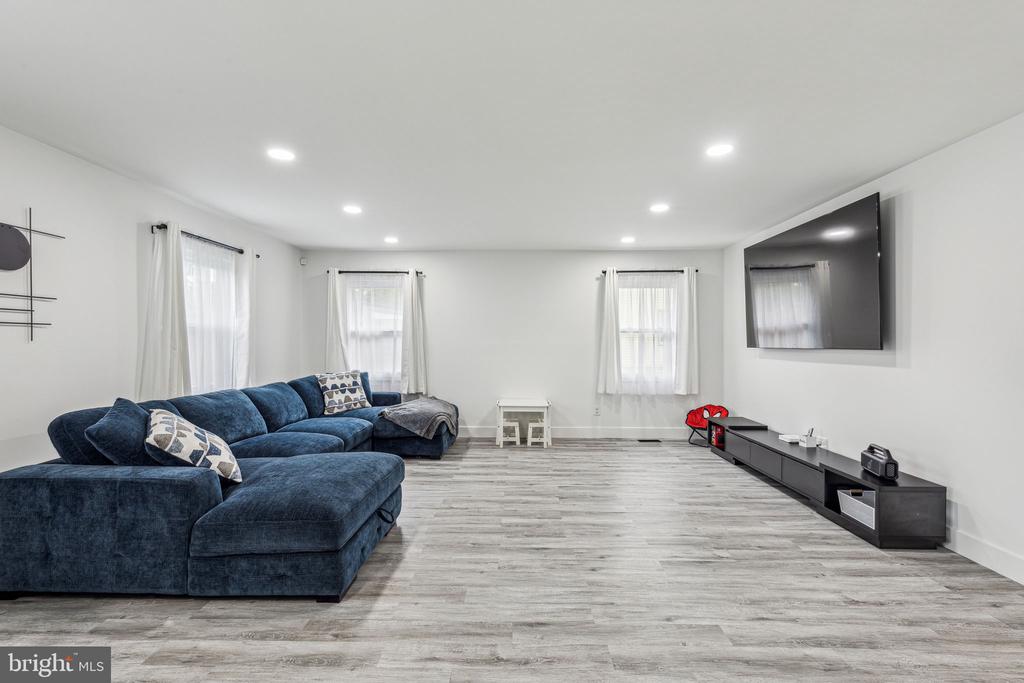 76 Torrington Ln