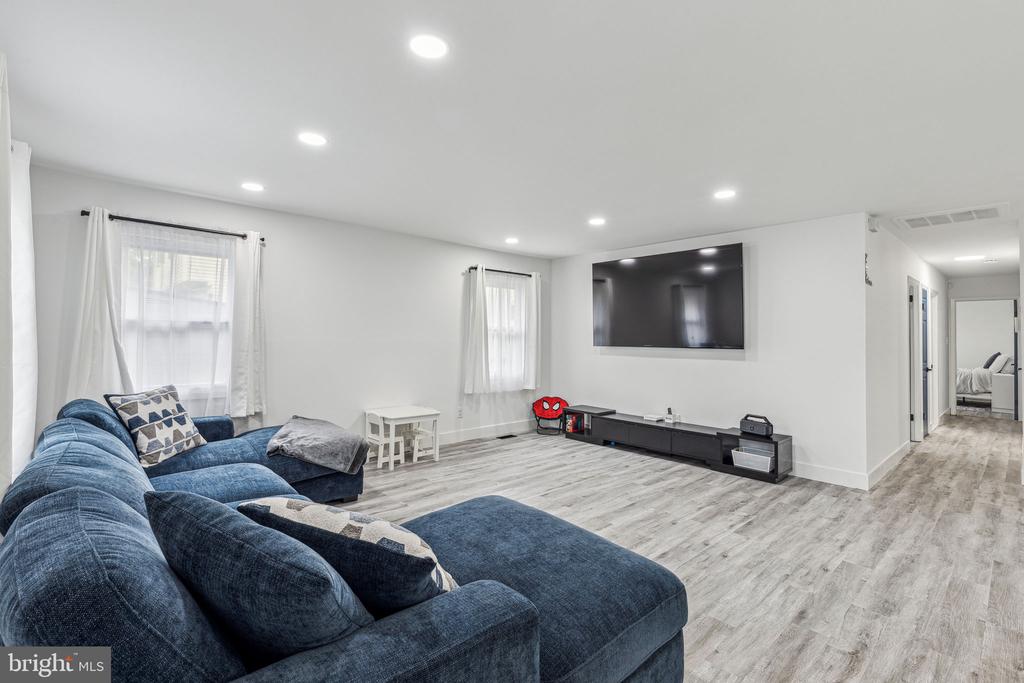 76 Torrington Ln
