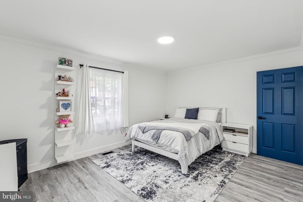 76 Torrington Ln