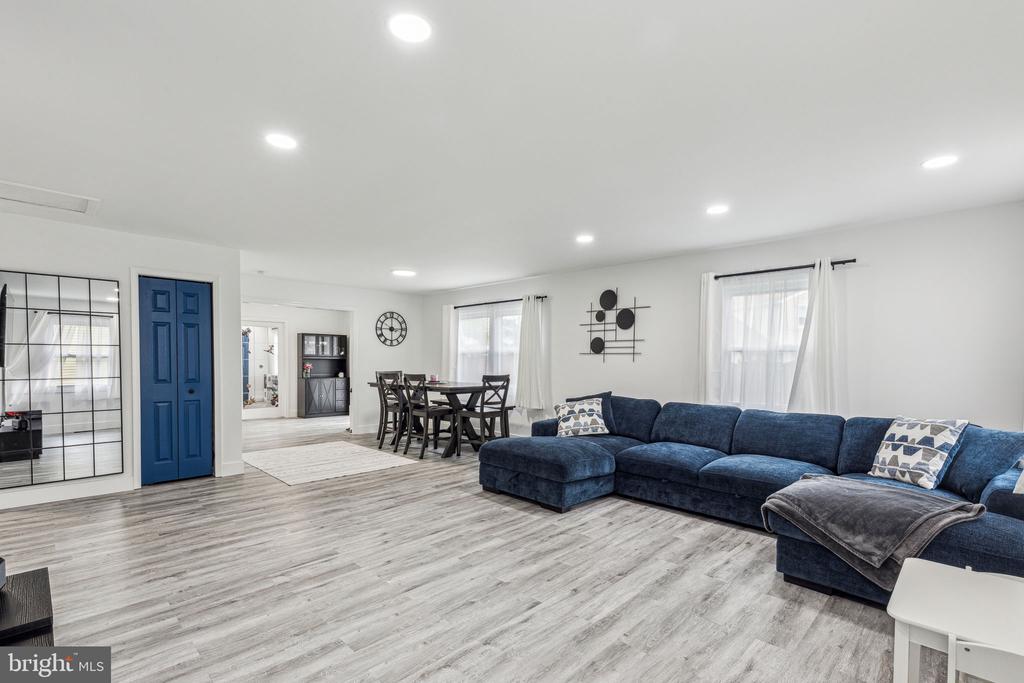 76 Torrington Ln