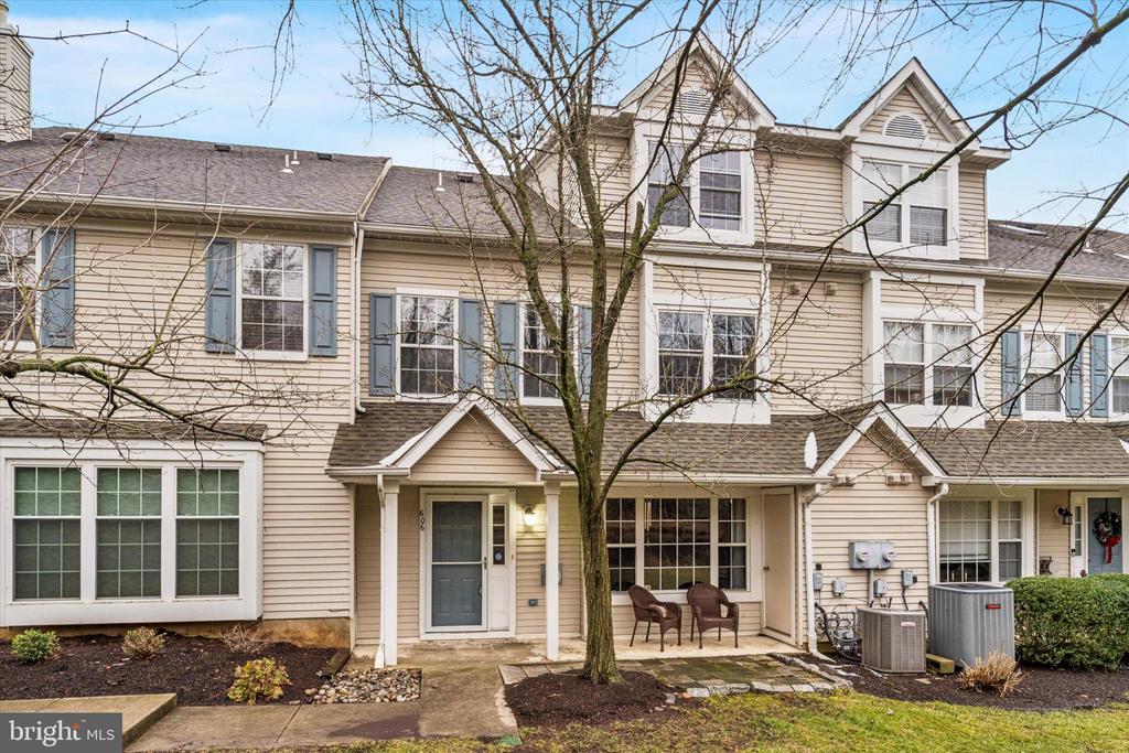 606 OSWEGO COURT