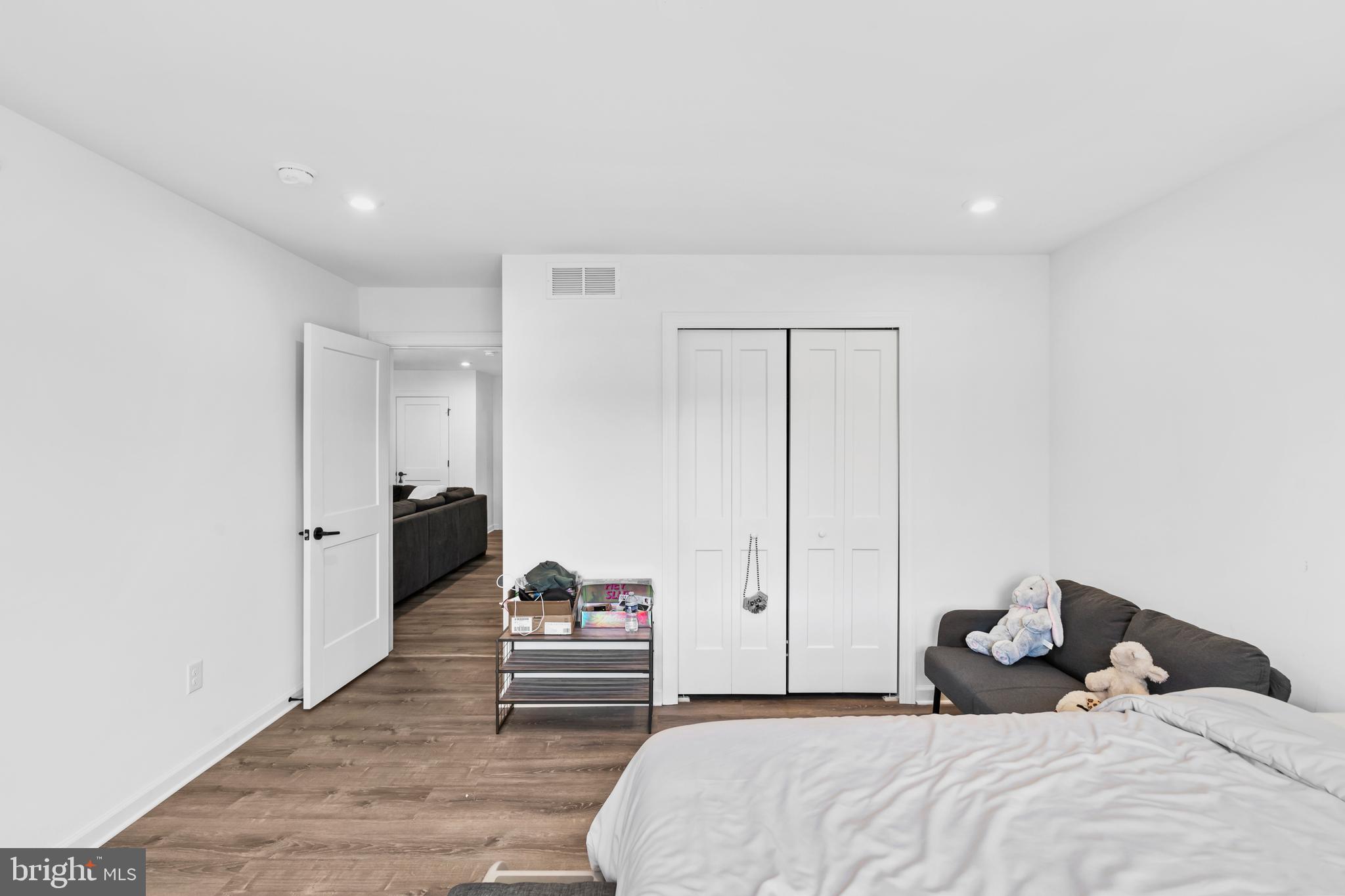905 Holden Ct