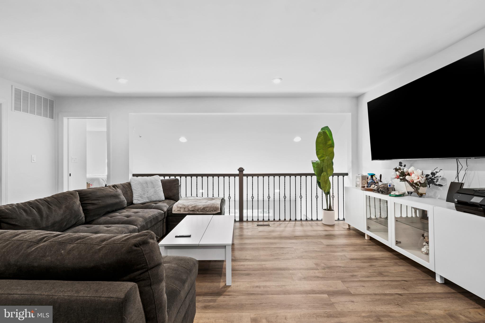 905 Holden Ct