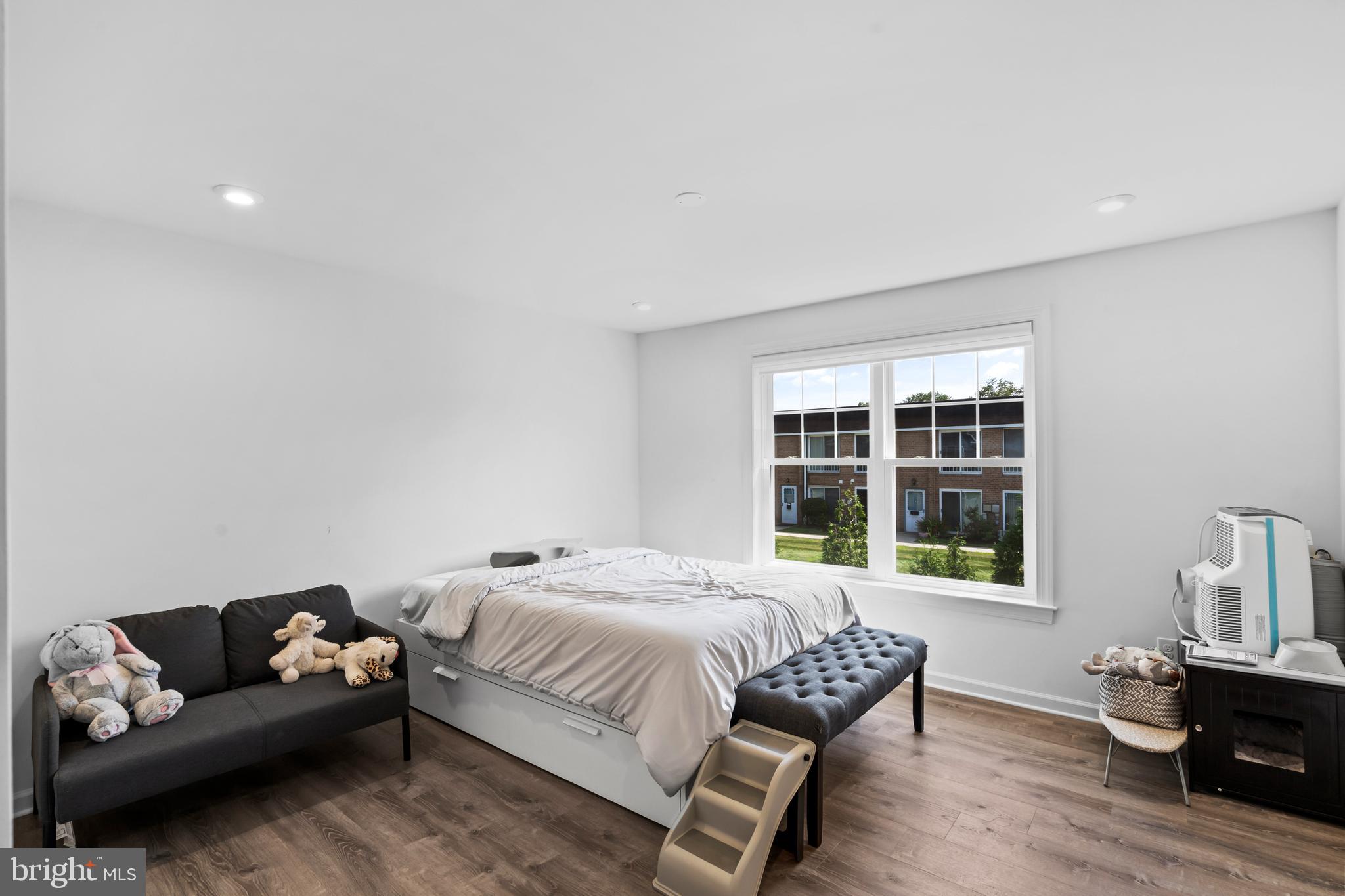 905 Holden Ct