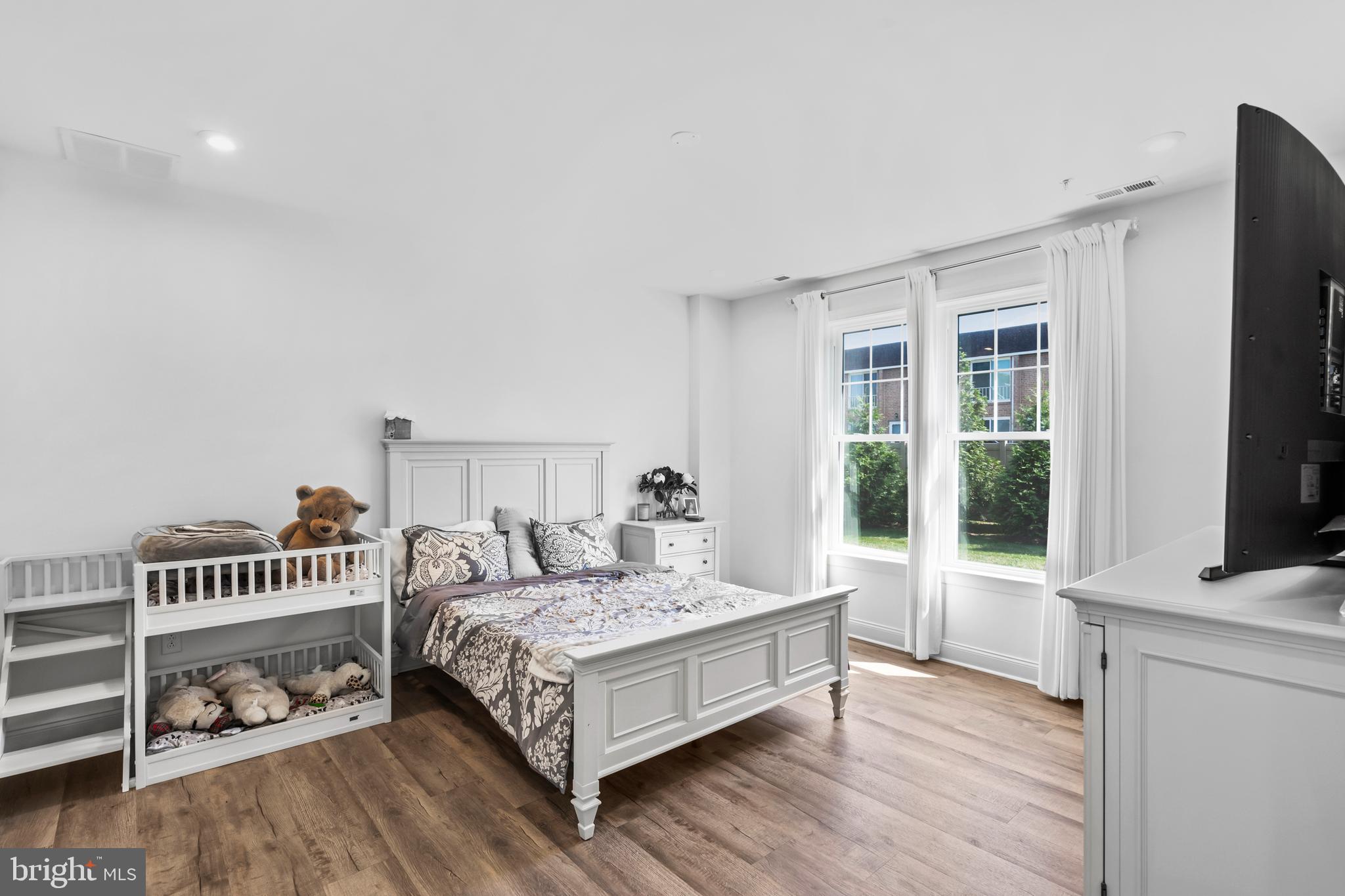 905 Holden Ct