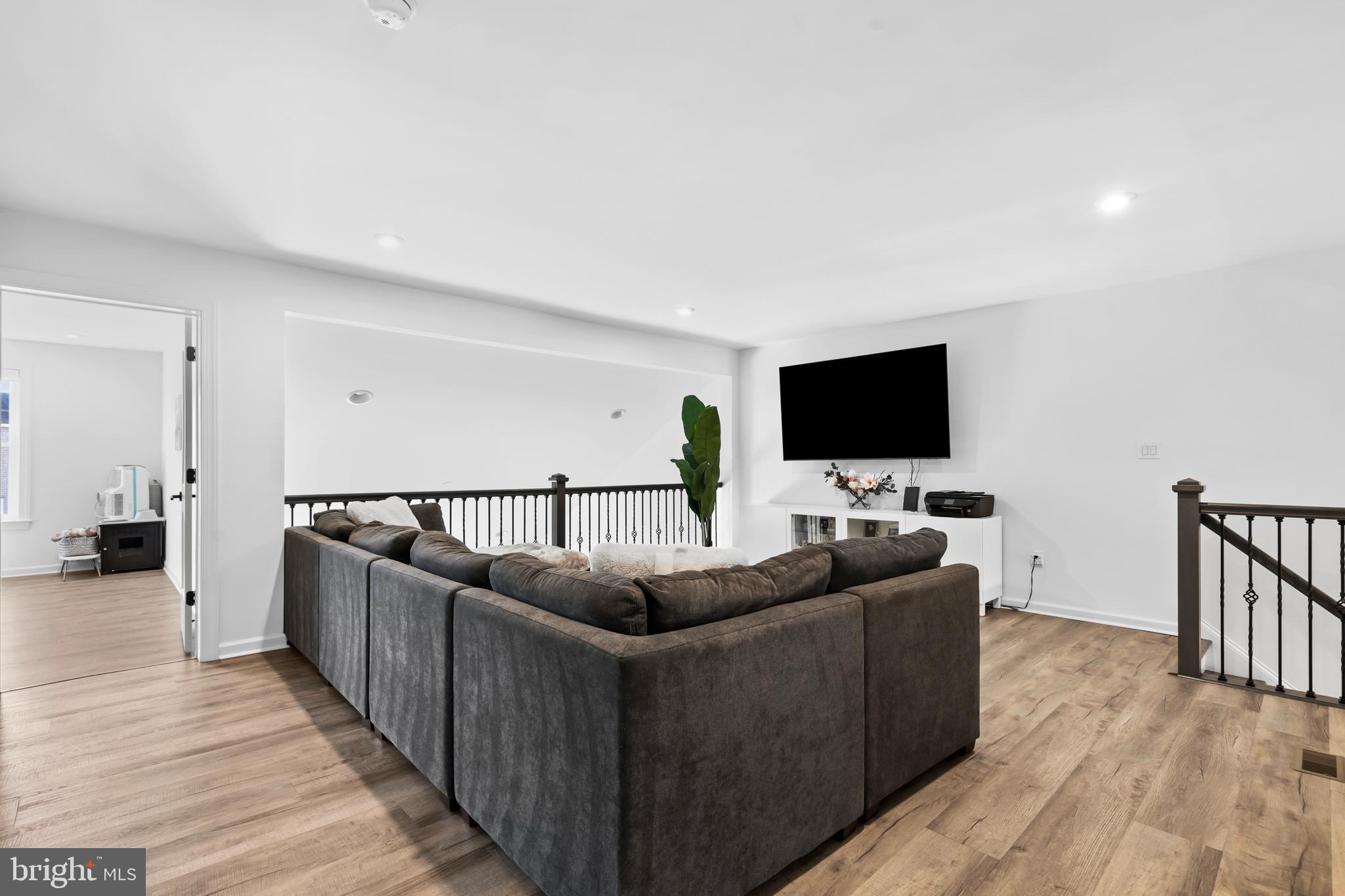 905 Holden Ct