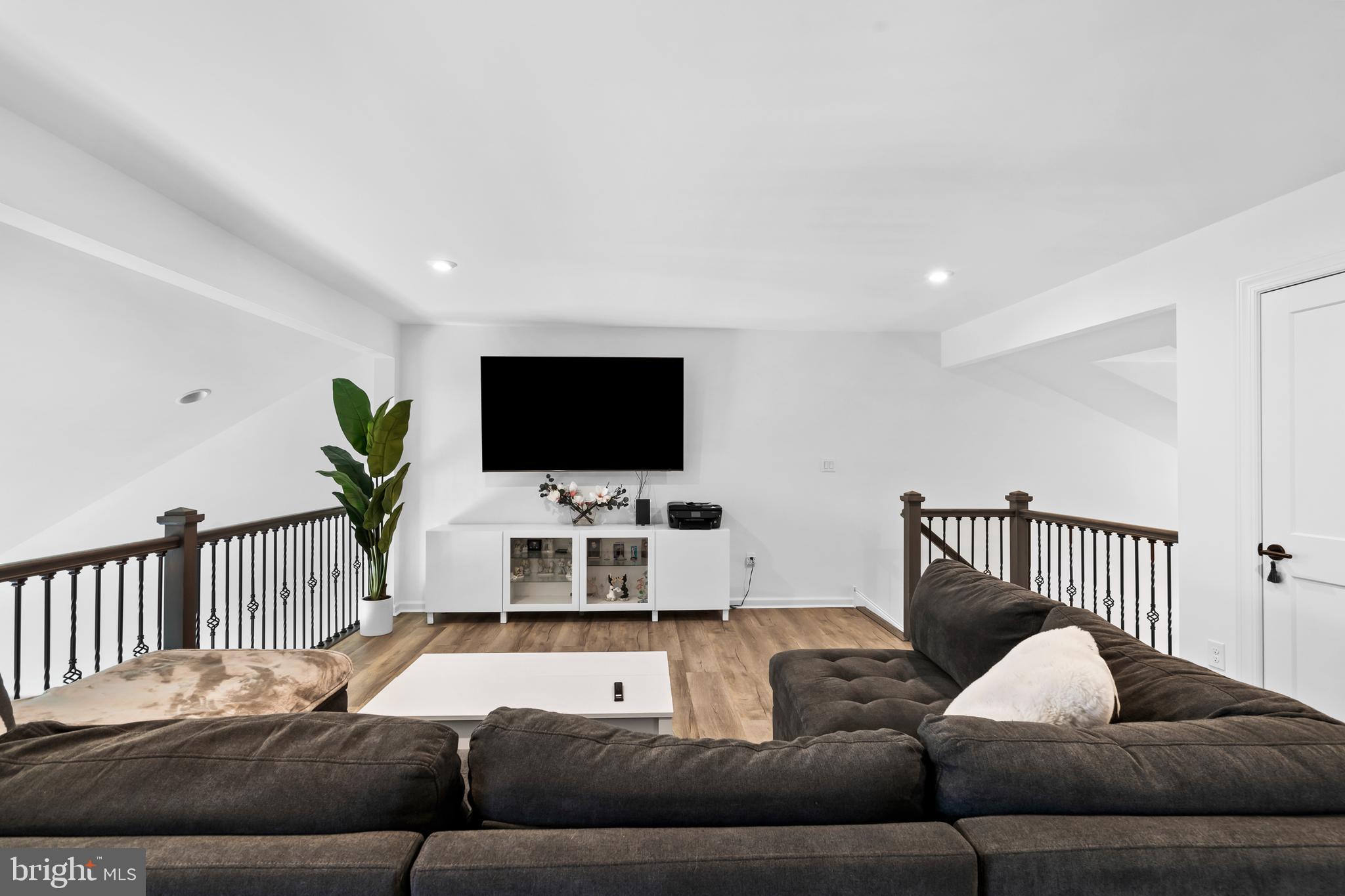 905 Holden Ct
