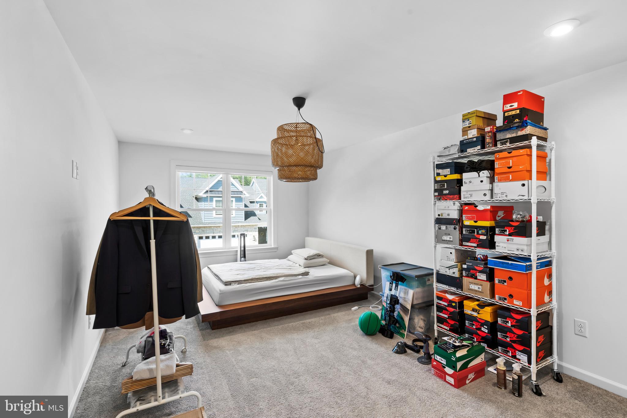 905 Holden Ct