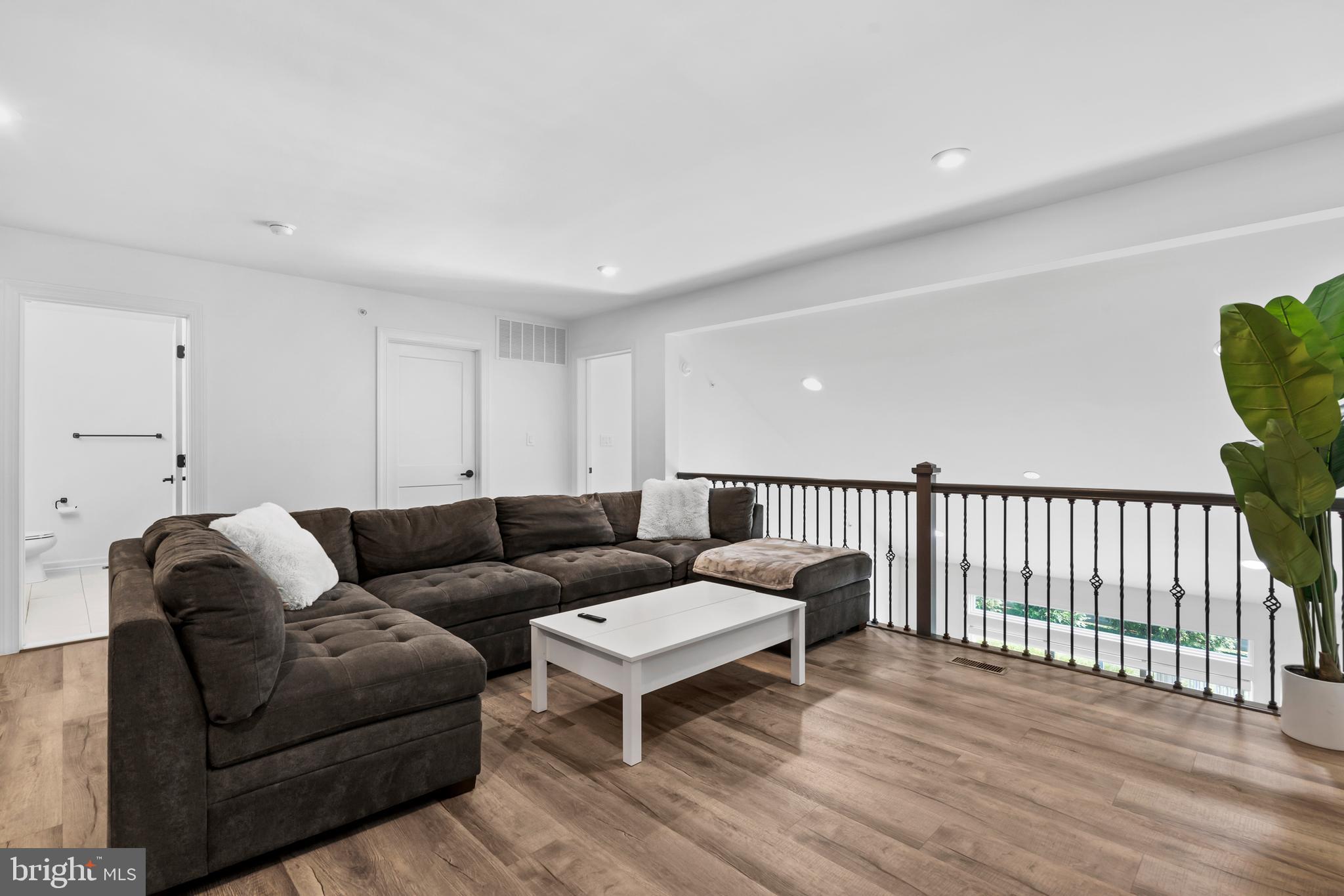 905 Holden Ct