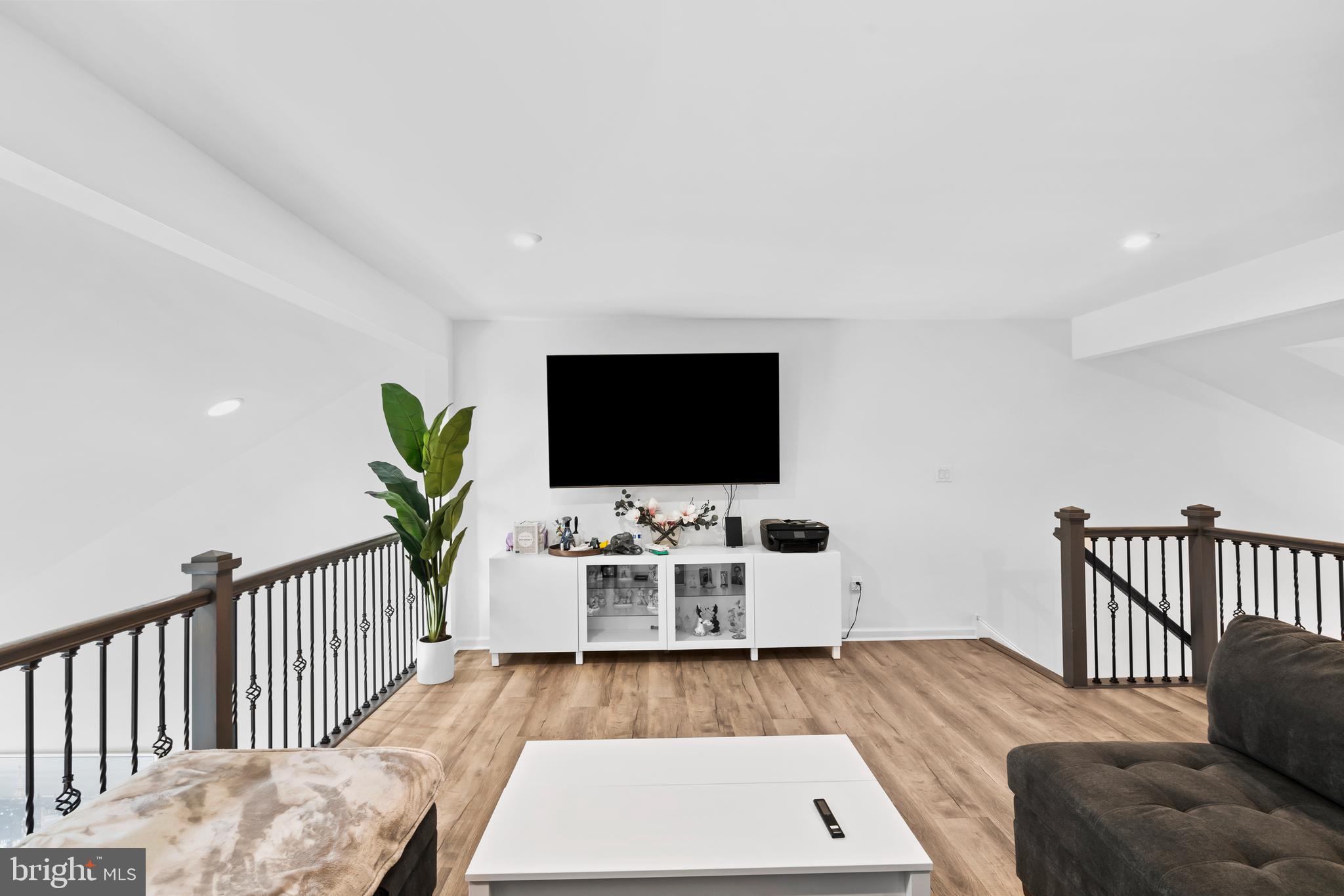 905 Holden Ct
