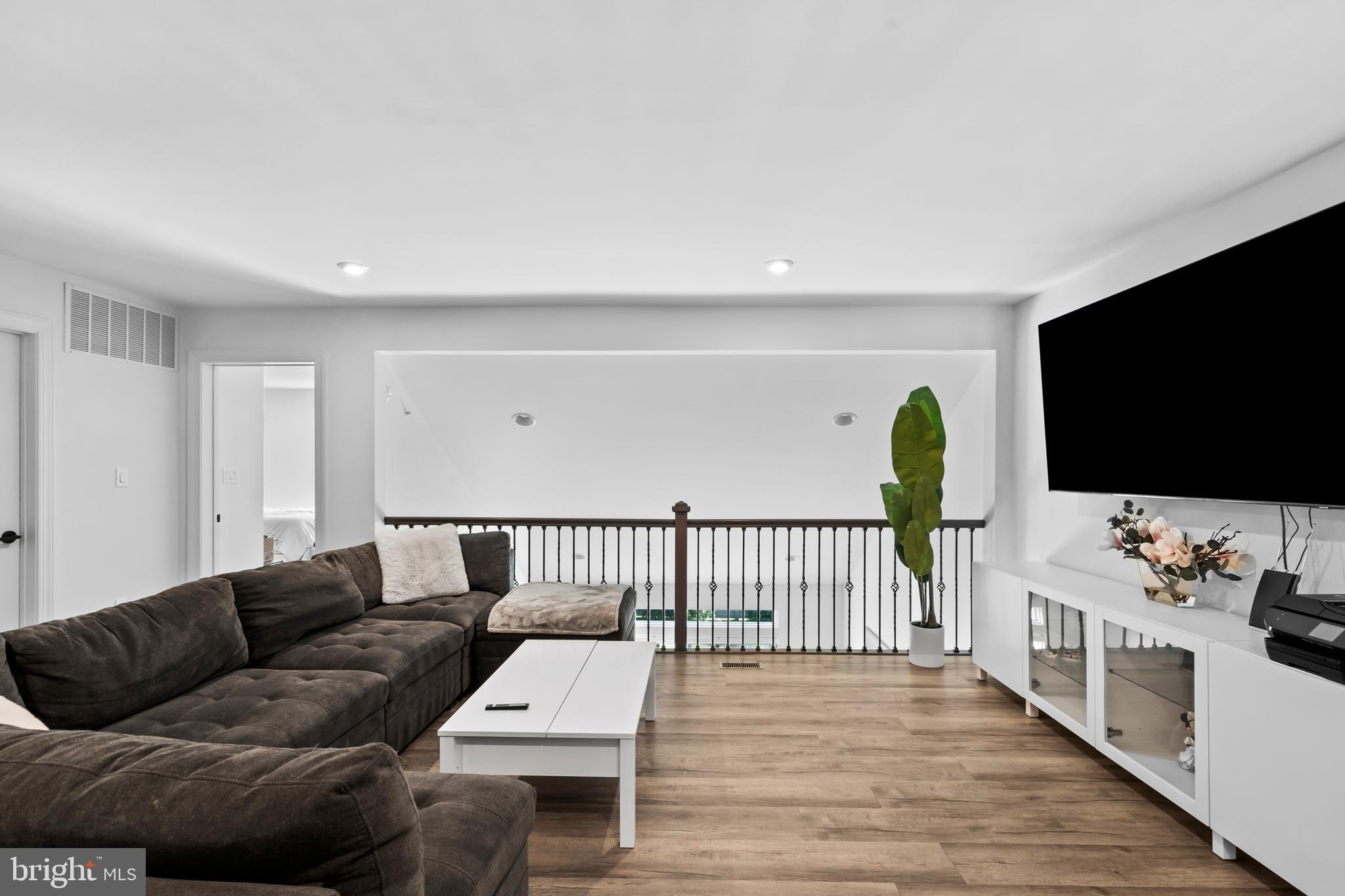 905 Holden Ct