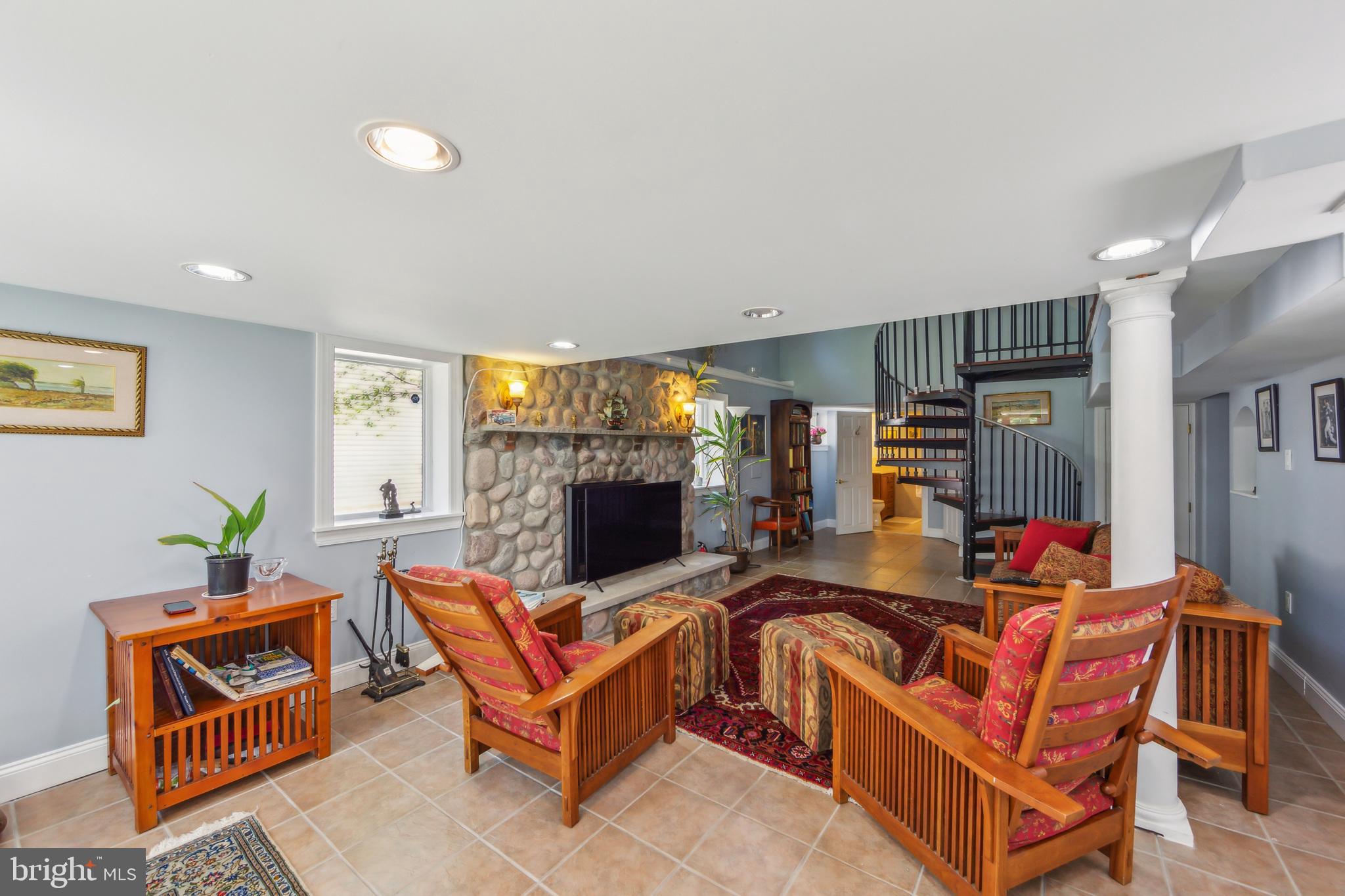 216 Howarth Rd