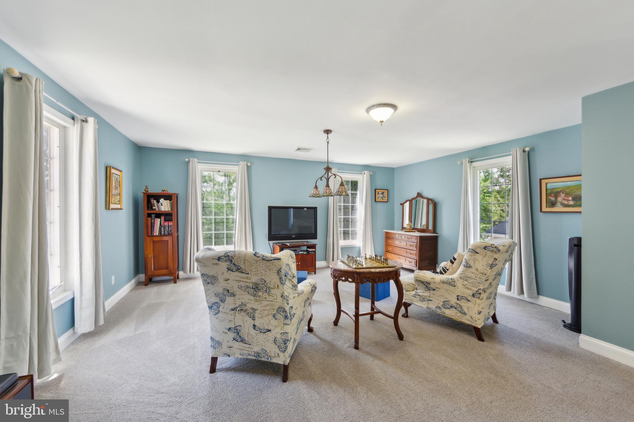 216 Howarth Rd
