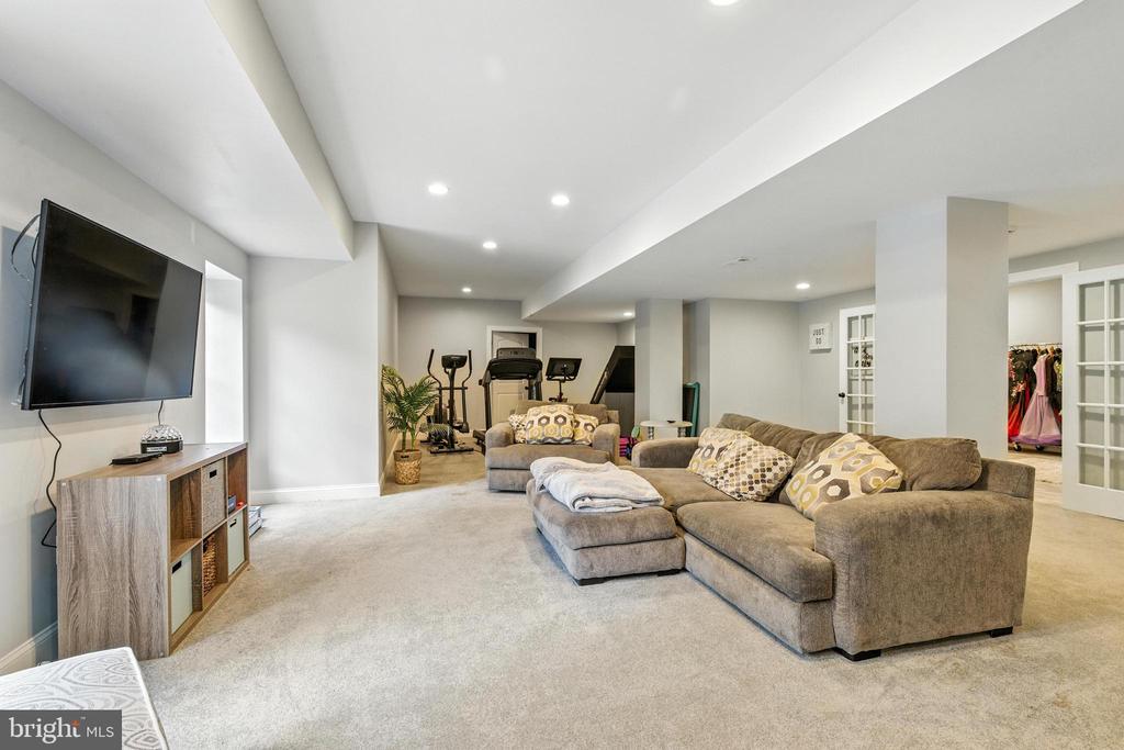 24 Oakmont Cir