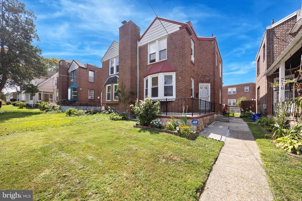 214 N LYNN BOULEVARD