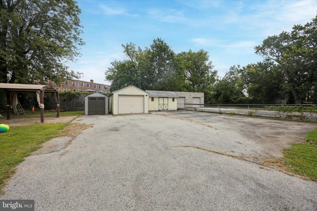 803 W OAK LANE