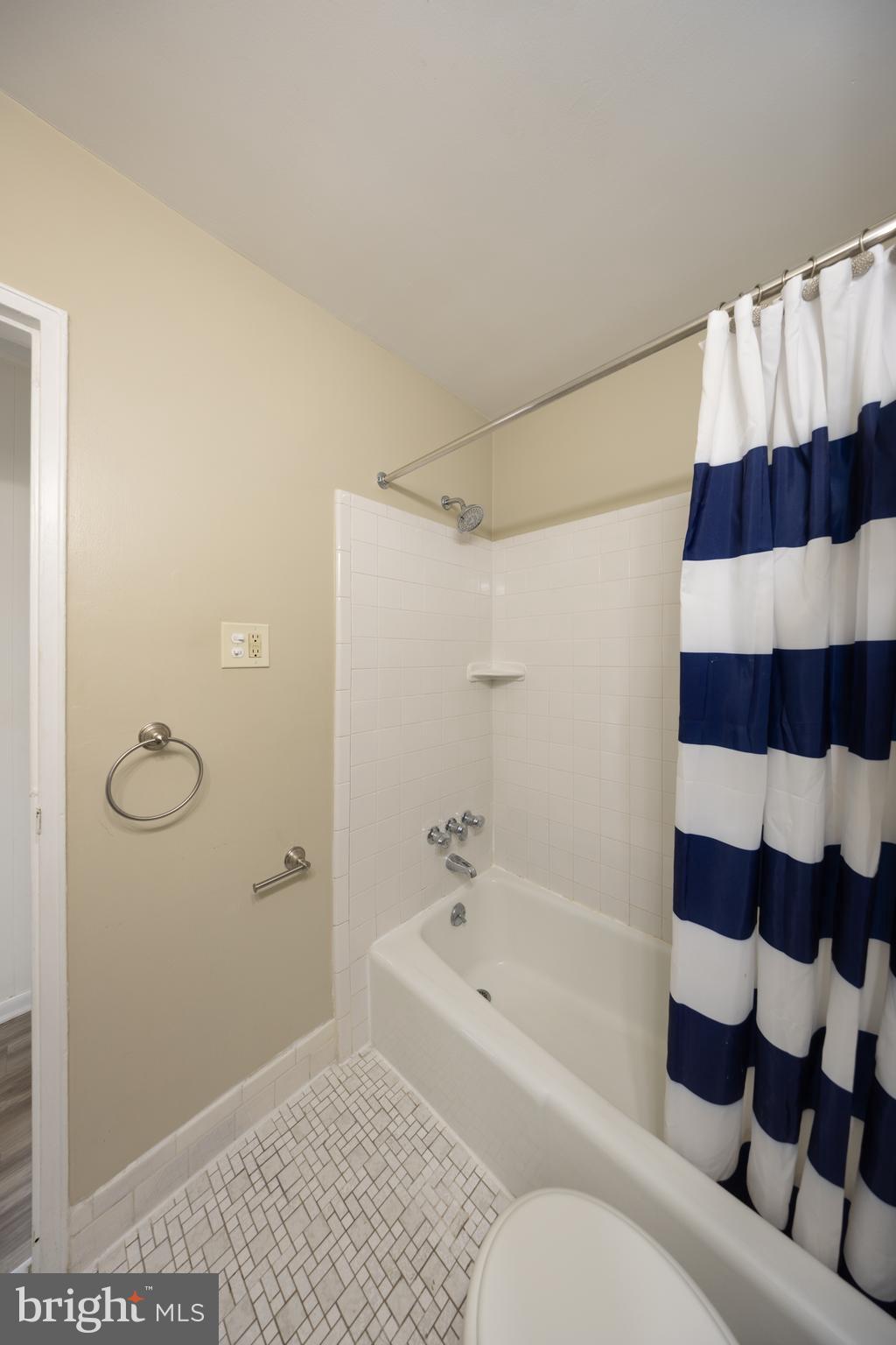 100 E GLENOLDEN AVENUE R-18