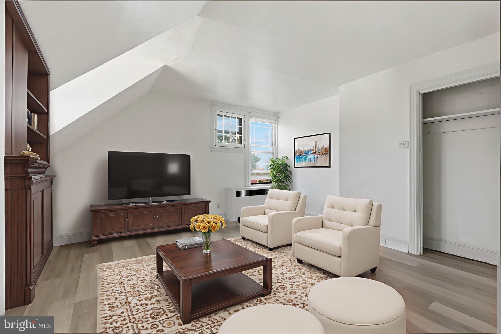 37 E STRATFORD AVENUE