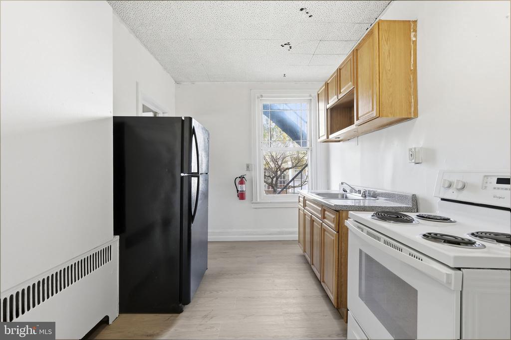 37 E STRATFORD AVENUE