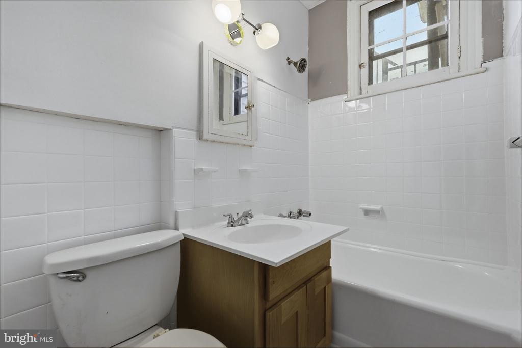 37 E STRATFORD AVENUE