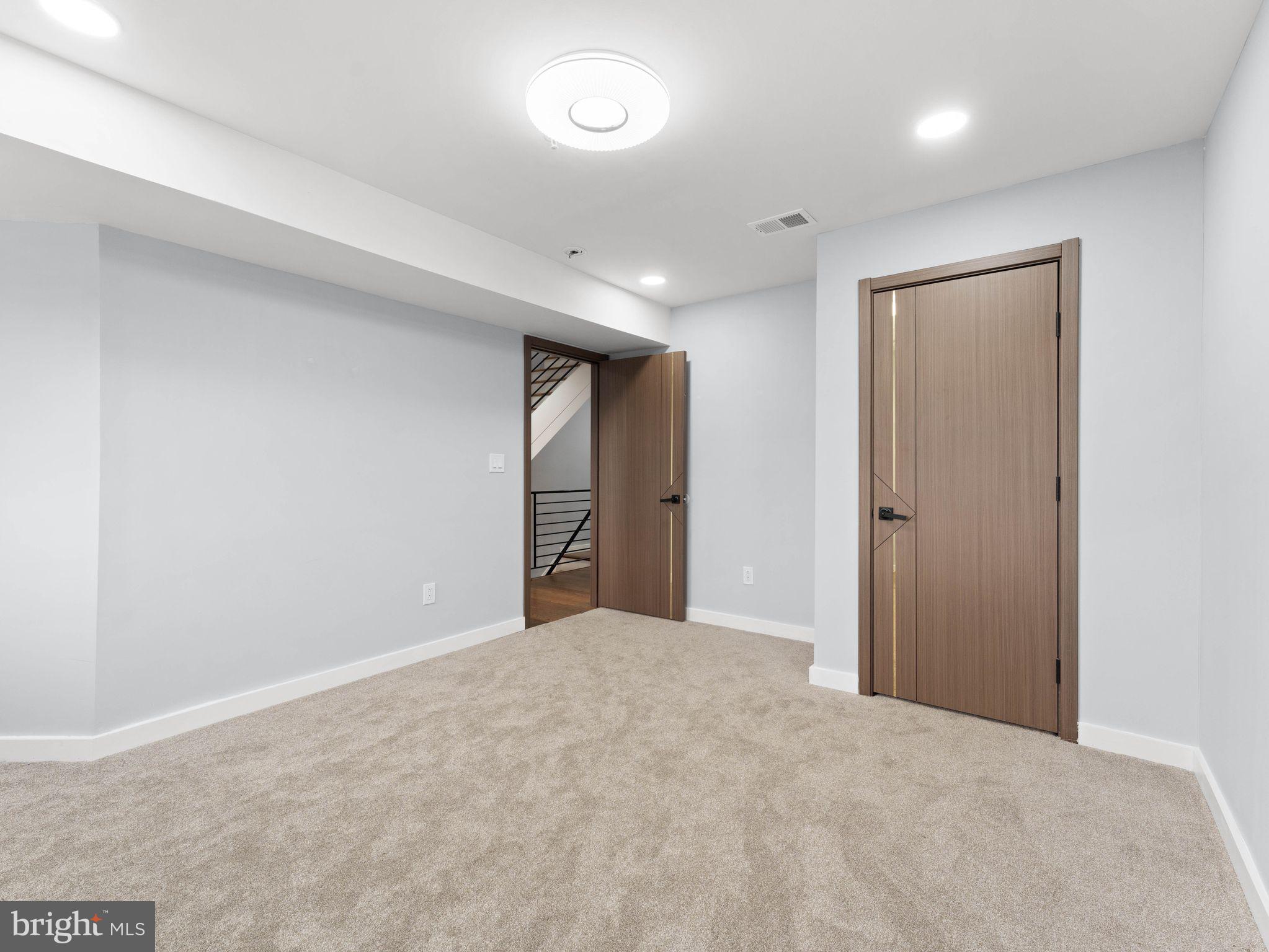 1214 ROOSEVELT DRIVE