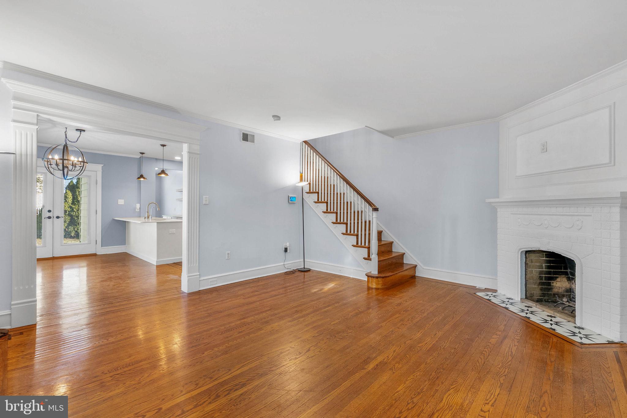 637 COUNTRY CLUB LANE