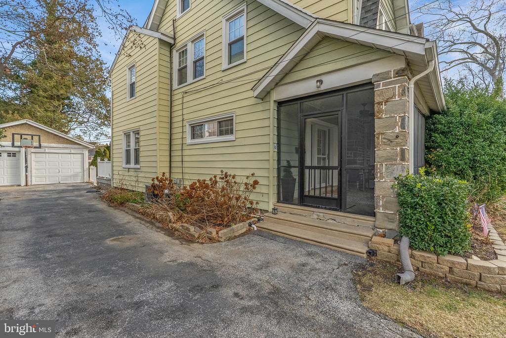 637 COUNTRY CLUB LANE